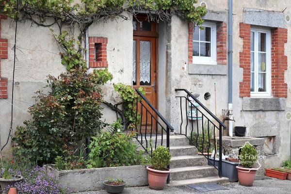 Trés jolie Maison Familiale en Pierre sur Terrain entièremen