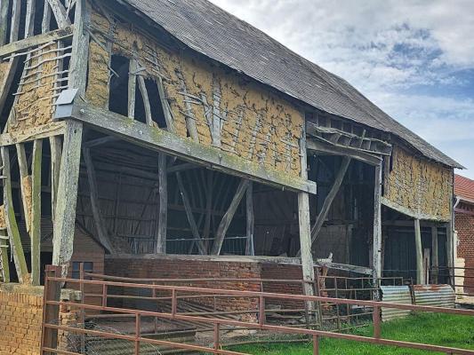 Grange à restaurer proche Crevecoeur