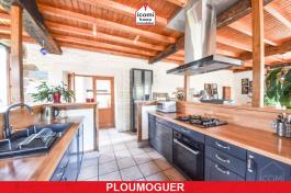 FINISTERE - Ploumoguer (29810) - A VENDRE - PROPRIETE DE 211 M2 -  5 CHAMBRES - DEPENDANCES - GARAGE - HANGAR - EXCELLENT DPE C - POMPE A CHALEUR AIR/EAU NEUVE