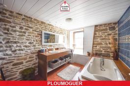 FINISTERE - Ploumoguer (29810) - A VENDRE - PROPRIETE DE 211 M2 -  5 CHAMBRES - DEPENDANCES - GARAGE - HANGAR - EXCELLENT DPE C - POMPE A CHALEUR AIR/EAU NEUVE