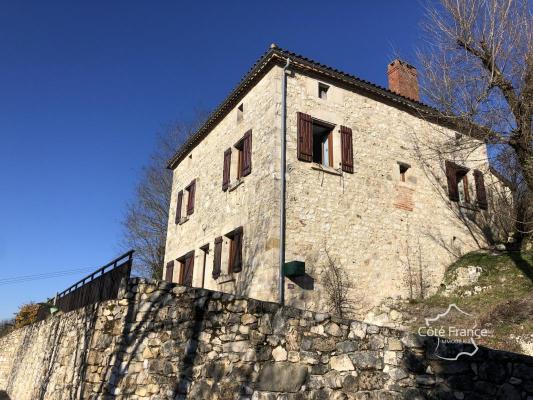 Maison en pierre avec de belles vues et un grand jardin Mont