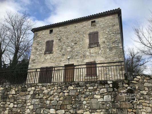 Maison en pierre avec de belles vues et un grand jardin Mont