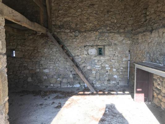 Maison en pierre avec de belles vues et un grand jardin Mont