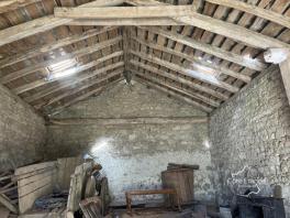 Corps de ferme avec une maison d'habitation (140 m2), grange