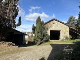 Corps de ferme avec une maison d'habitation (140 m2), grange