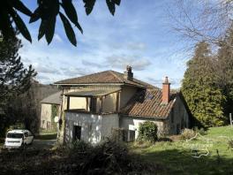 Corps de ferme avec une maison d'habitation (140 m2), grange