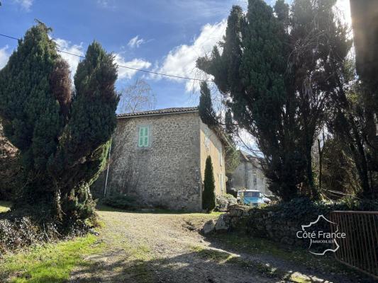 Corps de ferme avec une maison d'habitation (140 m2), grange