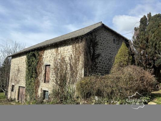 Corps de ferme avec une maison d'habitation (140 m2), grange