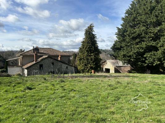 Corps de ferme avec une maison d'habitation (140 m2), grange