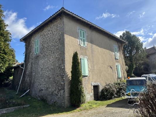 Corps de ferme avec une maison d'habitation (140 m2), grange