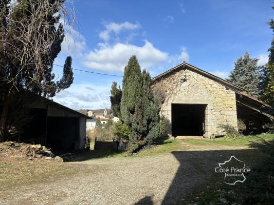 Corps de ferme avec une maison d'habitation (140 m2), grange