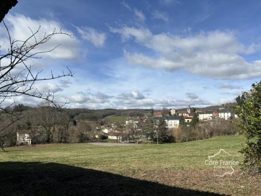 Corps de ferme avec une maison d'habitation (140 m2), grange