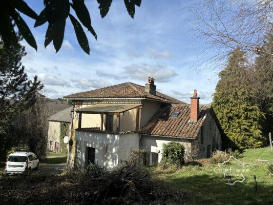 Corps de ferme avec une maison d'habitation (140 m2), grange