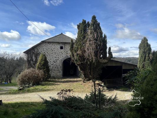 Corps de ferme avec une maison d'habitation (140 m2), grange