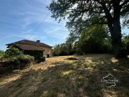 Très charmante maison Auvergnate à rénover, avec beau jardin