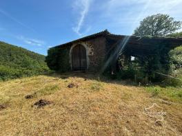 Très charmante maison Auvergnate à rénover, avec beau jardin