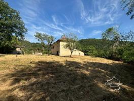 Très charmante maison Auvergnate à rénover, avec beau jardin