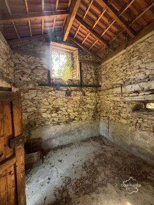 Très charmante maison Auvergnate à rénover, avec beau jardin