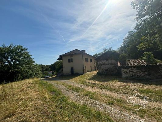 Très charmante maison Auvergnate à rénover, avec beau jardin