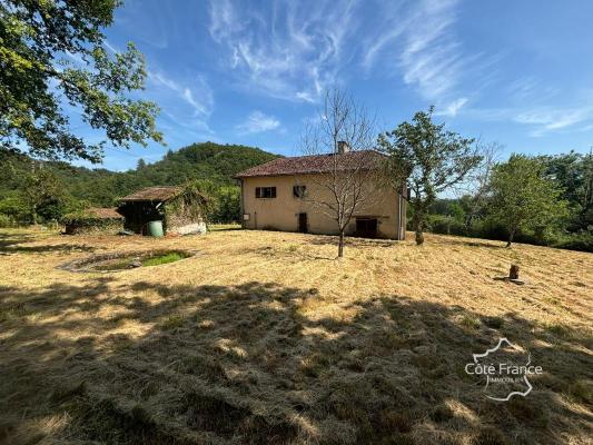 Très charmante maison Auvergnate à rénover, avec beau jardin