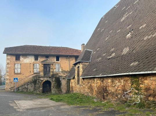 Ancien Auberge à rénover et grande grange d'une beauté excep