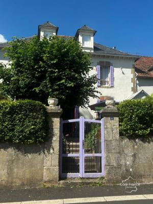 Très charmante maison de village à vendre à Pleaux, Cantal /