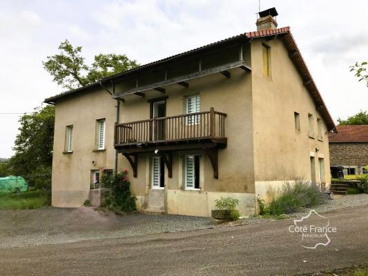 A vendre, une ancienne ferme auvergnate avec une maison d'en