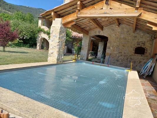 Maison en pierres de 143 m2 sur deux niveaux, avec piscine