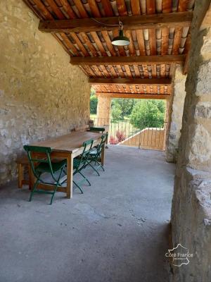 Maison en pierres de 143 m2 sur deux niveaux, avec piscine