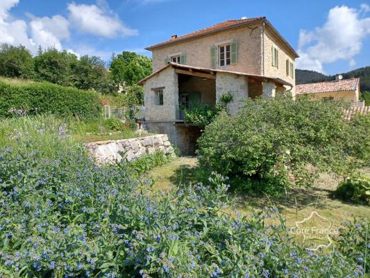 Maison en pierres de 143 m2 sur deux niveaux, avec piscine