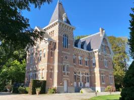 Maison spacieuse de 225 m2 avec 4 chambres et jardin