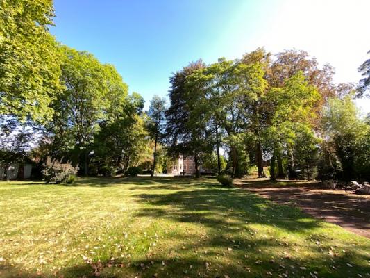 Maison spacieuse de 225 m2 avec 4 chambres et jardin