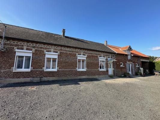 Ancien corps de ferme avec nombreuses dépendances