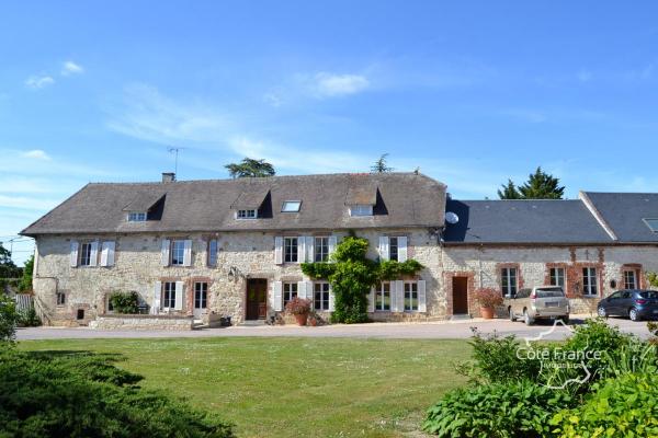 Belle villa avec piscine prairie et dépendances au calme