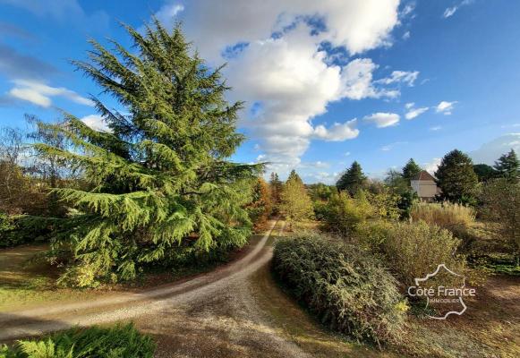 Gentilhommière de 400 m2 dans un parc de 18 500 m2