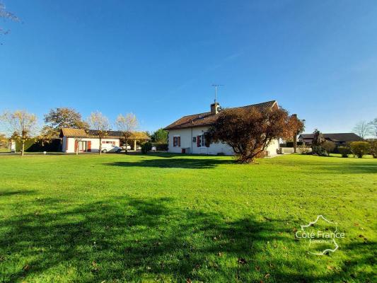 Propriété 2 maisons avec piscine et dépendance