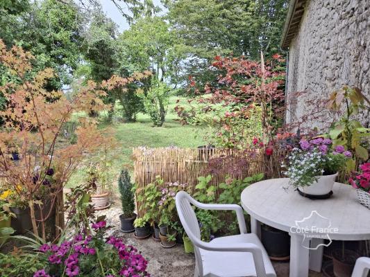 Maison en pierres avec dépendances et grand terrain