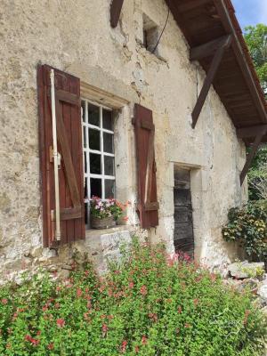 Maison en pierres avec dépendances et grand terrain