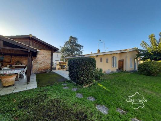 Maison de plain pied avec jardin et dépendance