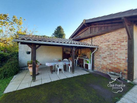 Maison de plain pied avec jardin et dépendance