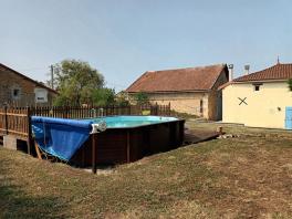 Belle maison en pierre à la campagne