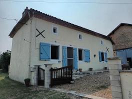 Belle maison en pierre à la campagne