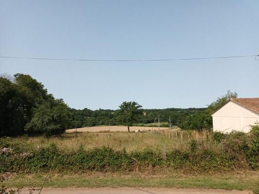 Belle maison en pierre à la campagne