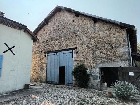 Belle maison en pierre à la campagne