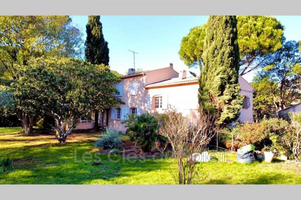 Maison provençale avec grand terrain arboré piscinable. Au c