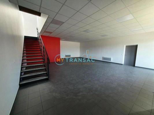 A VENDRE local d'activité de 647m² dont 319m² de bureaux d'accompagnement