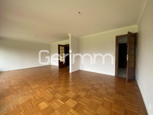 Vente - Appartement - 3 pièces + cuisine - 114 m² - 210 000 € -