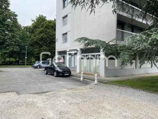 Location - Local professionnel - 118 m² - 10 500 €/an HC HT -