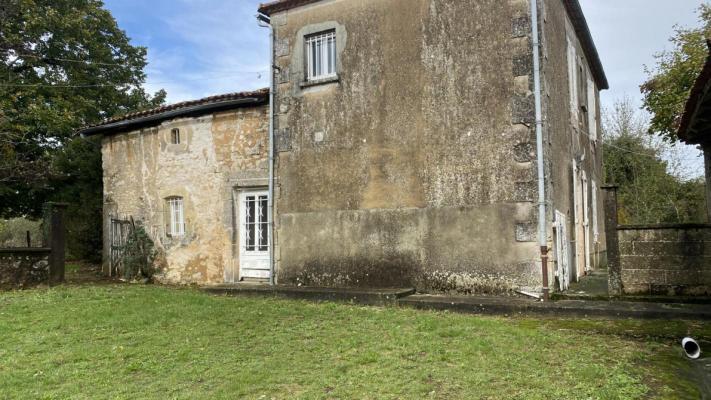 Proche La Rochefoucauld - Maison en pierre