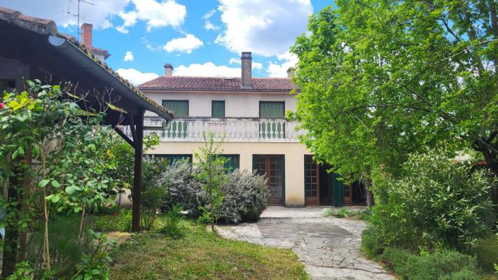 Maison de village avec garage et grand jardin à moderniser